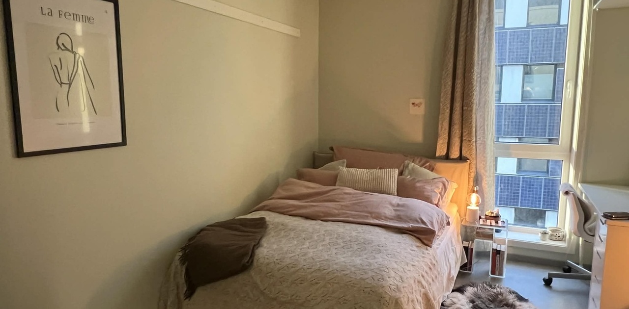 Cozy room with a 140cm bed.