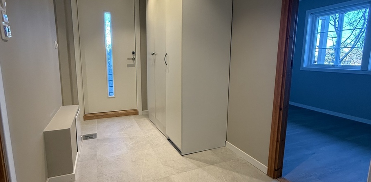 Hyggelig og lyst inngangsparti med oppbevaringsplass