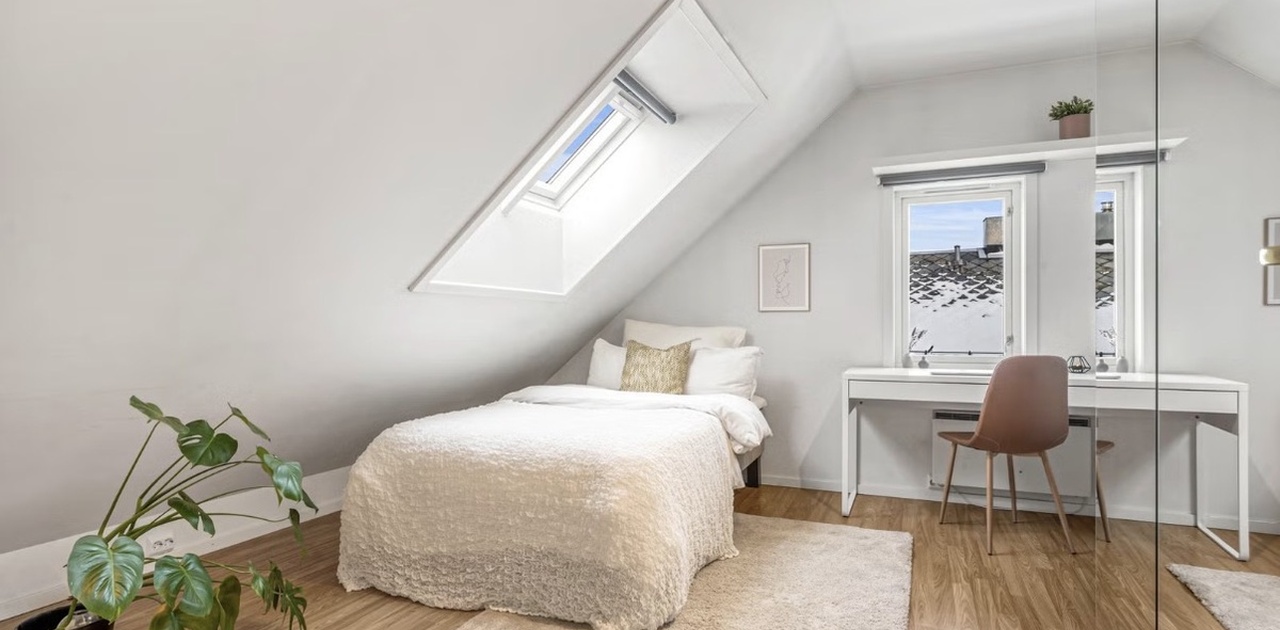 Soverommet som blir ledig. Pult, skap (ikke samme som på bildet) og kommode følger med rommet:)