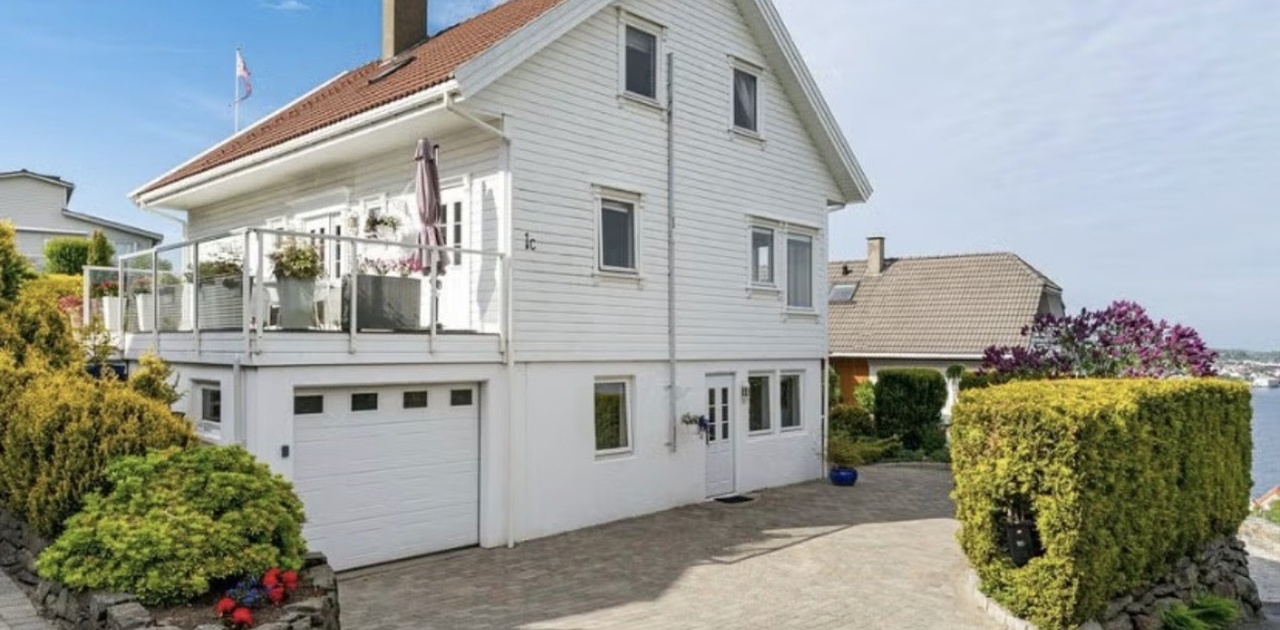 Dør til høyre er inngang til leilighet