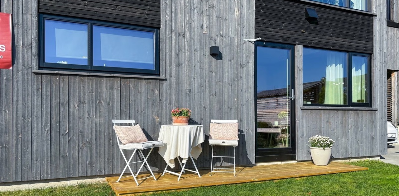 Koselig inngangsparti med egen uteplass.