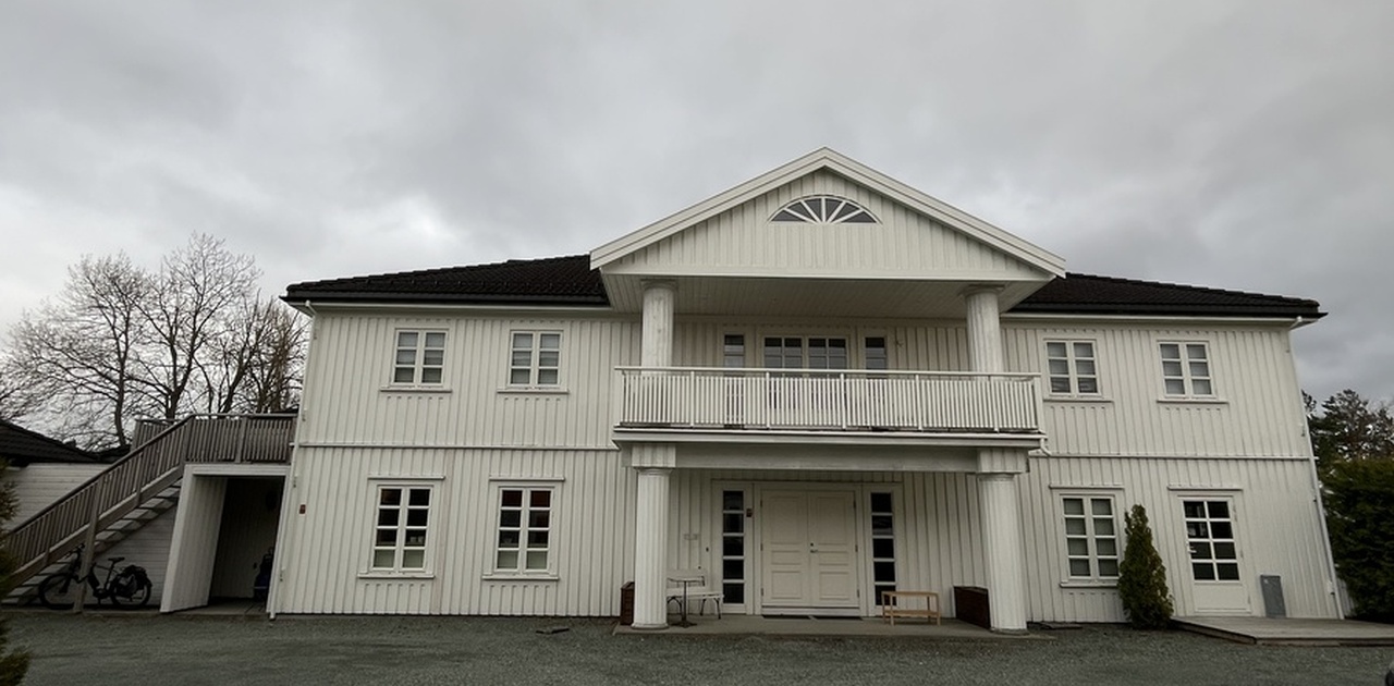 Hybelleilighet på venstre side av huset i andre etasjen