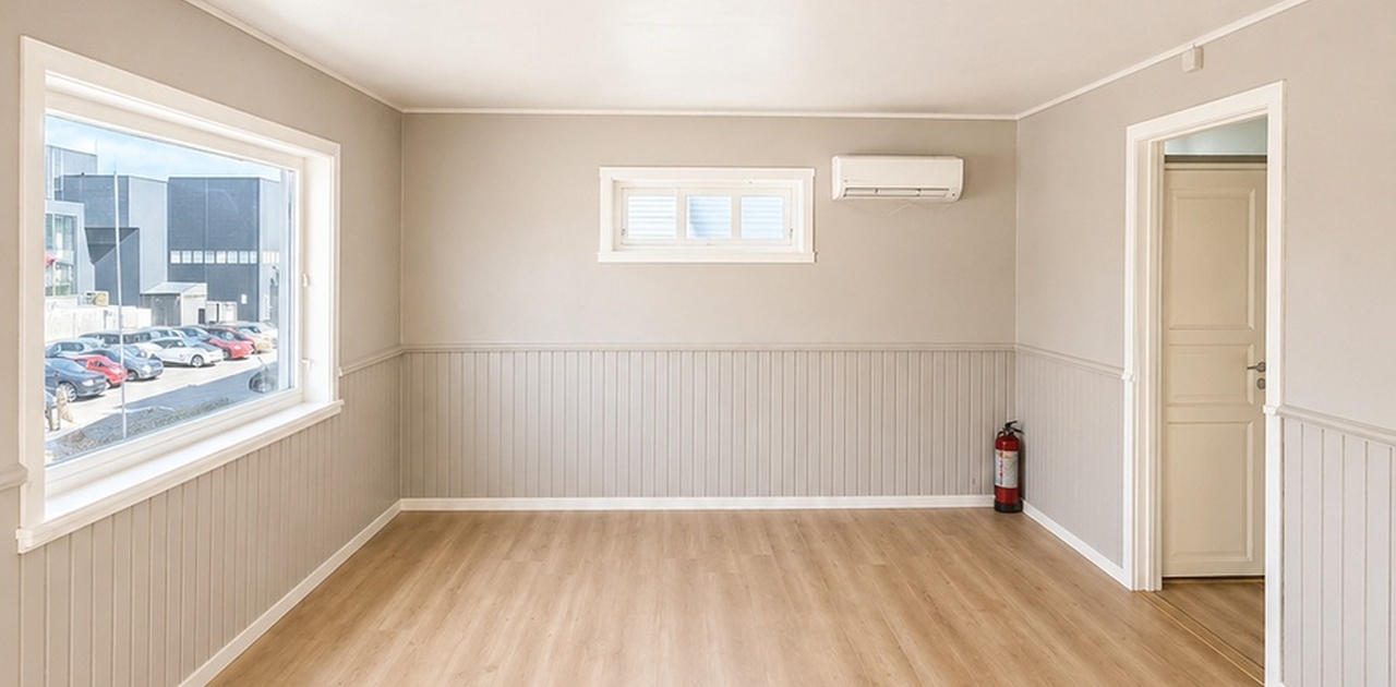 Lys og funksjonell stue med plass til både sofa- og spisegruppe