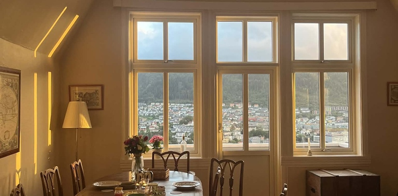 Spisestuen, med peis i hjørnet og et ekstra kjøleskap.