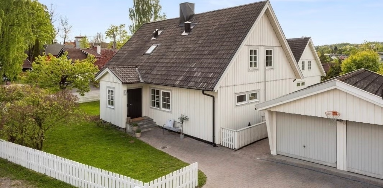 Velkommen hjem! Leiligheten har egen inngang med trapp foran huset og vinduer ut mot hagen på baksiden. Parkeringsplass kan leies.