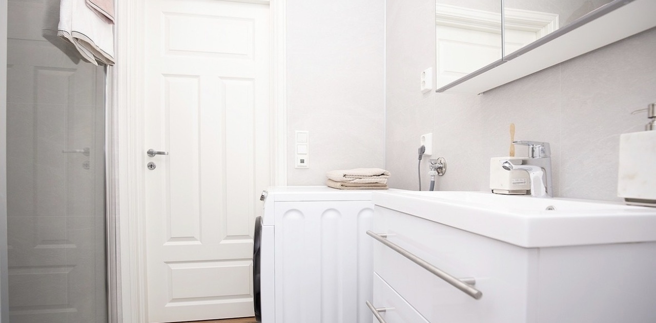 Fint bad med stor og romslig dusj, henger nå et skap med ekstra oppbevaringsplass over vaskemaskinen. Kombomaskin med vask og tørk.