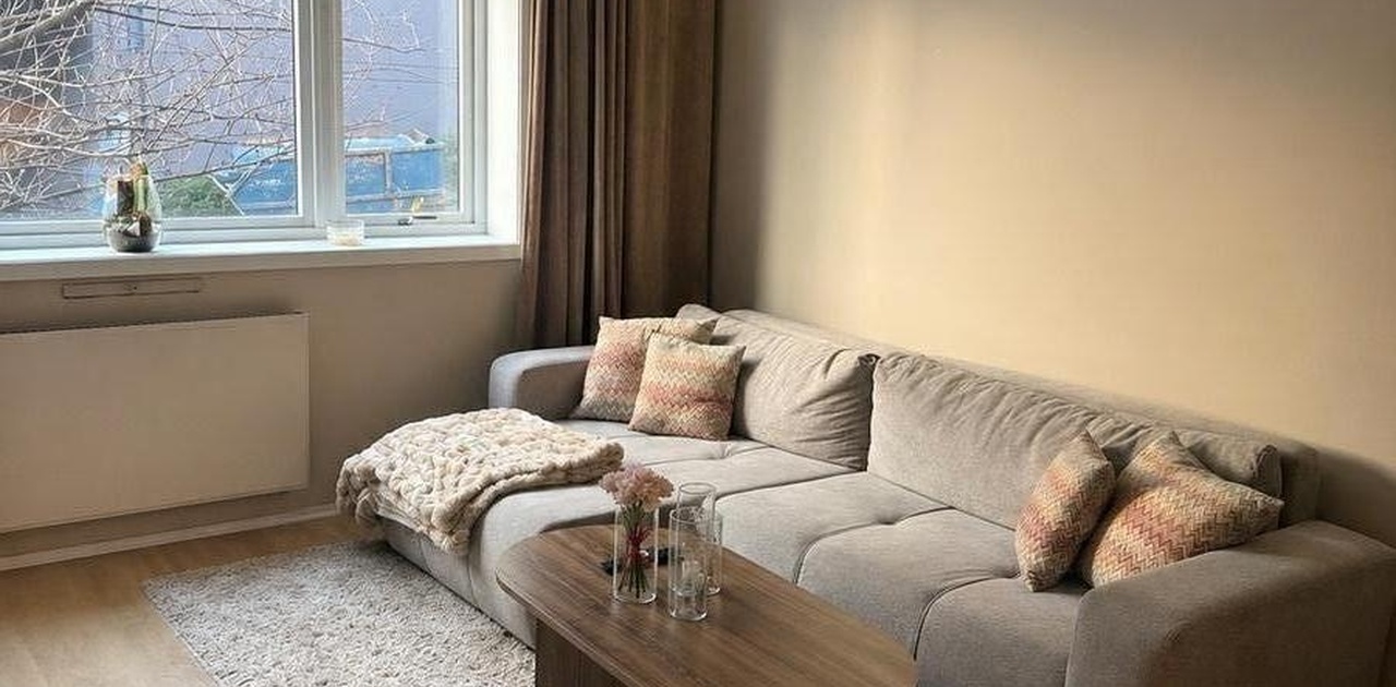 Store vinduer stuen som fyller rommet med mye naturlig lys.