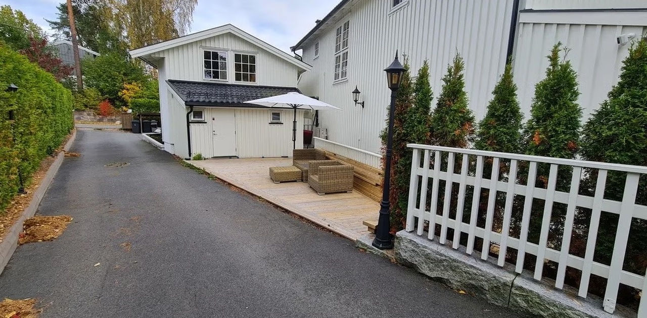 Terrasse og innkjøring