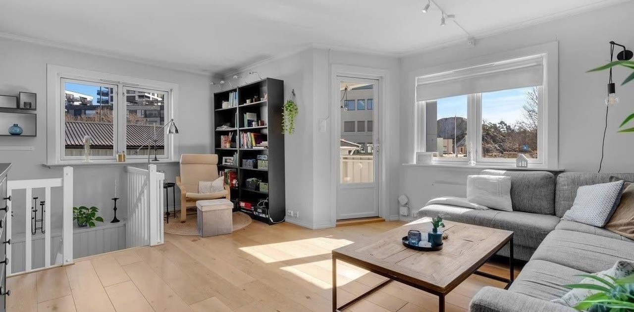 Romslig stue med mye lys