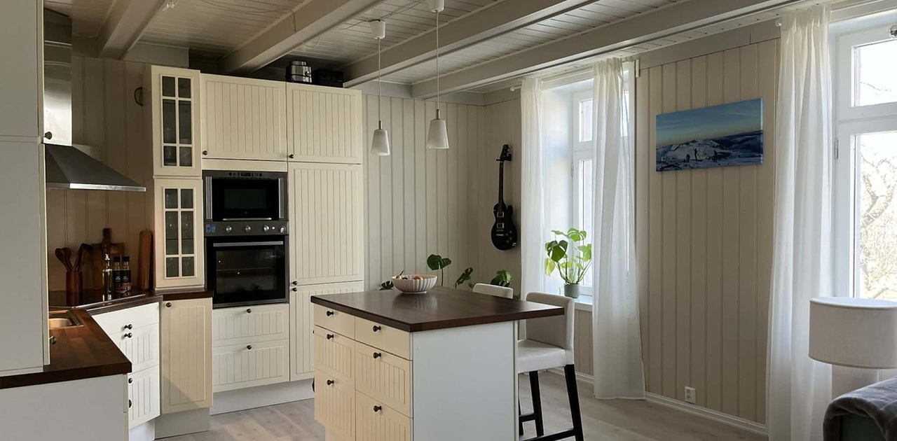 Åpen stue- og kjøkkenløsning med tilhørende kjøkkenøy