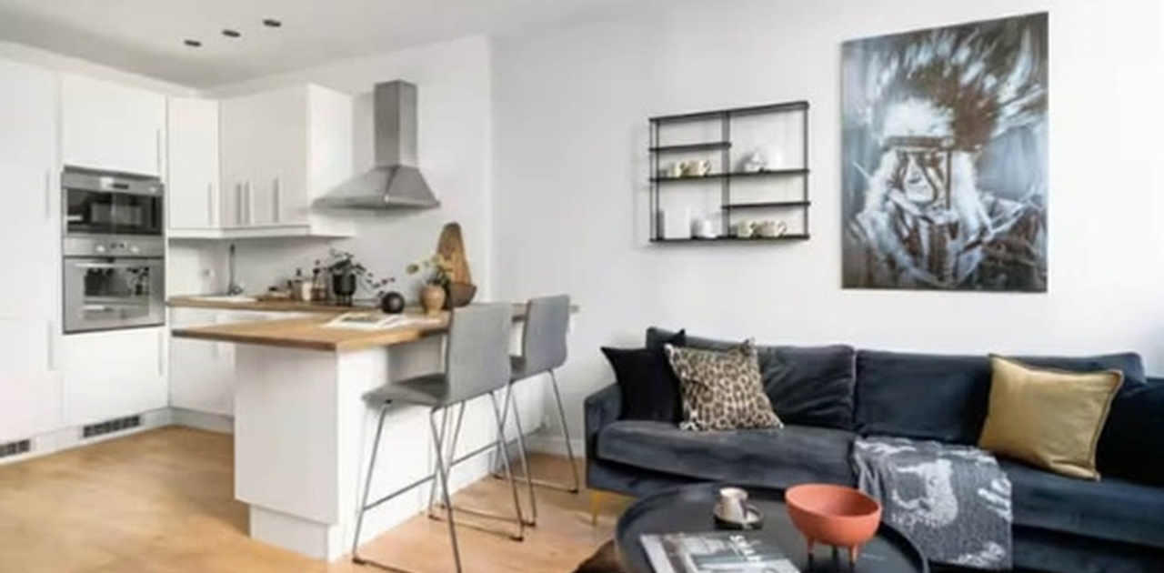 Koselig stue med åpen løsning til kjøkken.