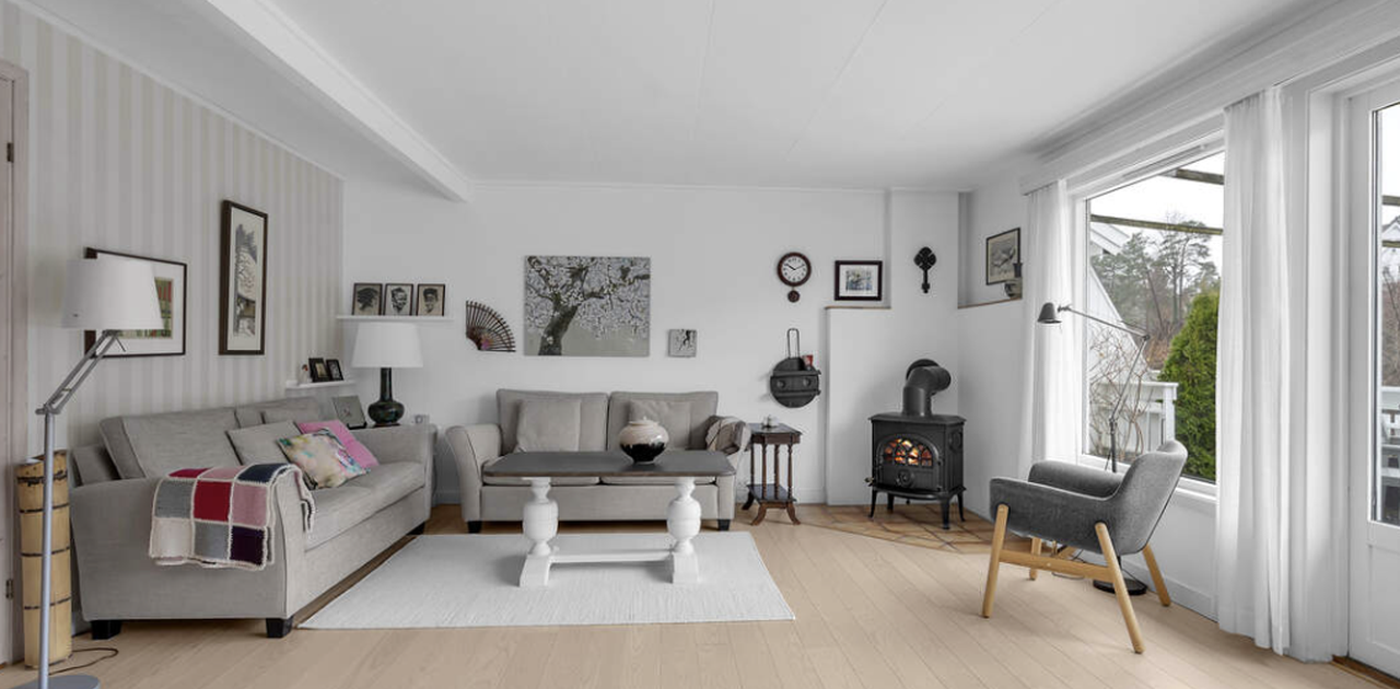 Romslig stue, med mye naturlig lys inn store vinduer