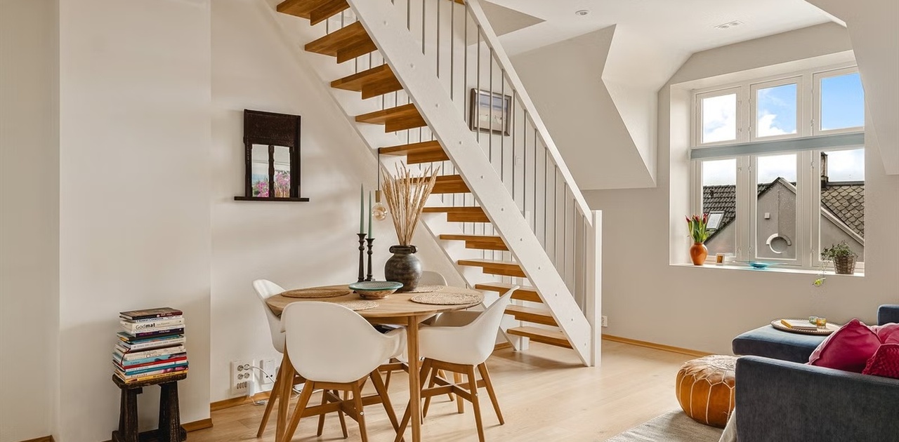 Bildene er fra salgsannonsen, møblementet er endret