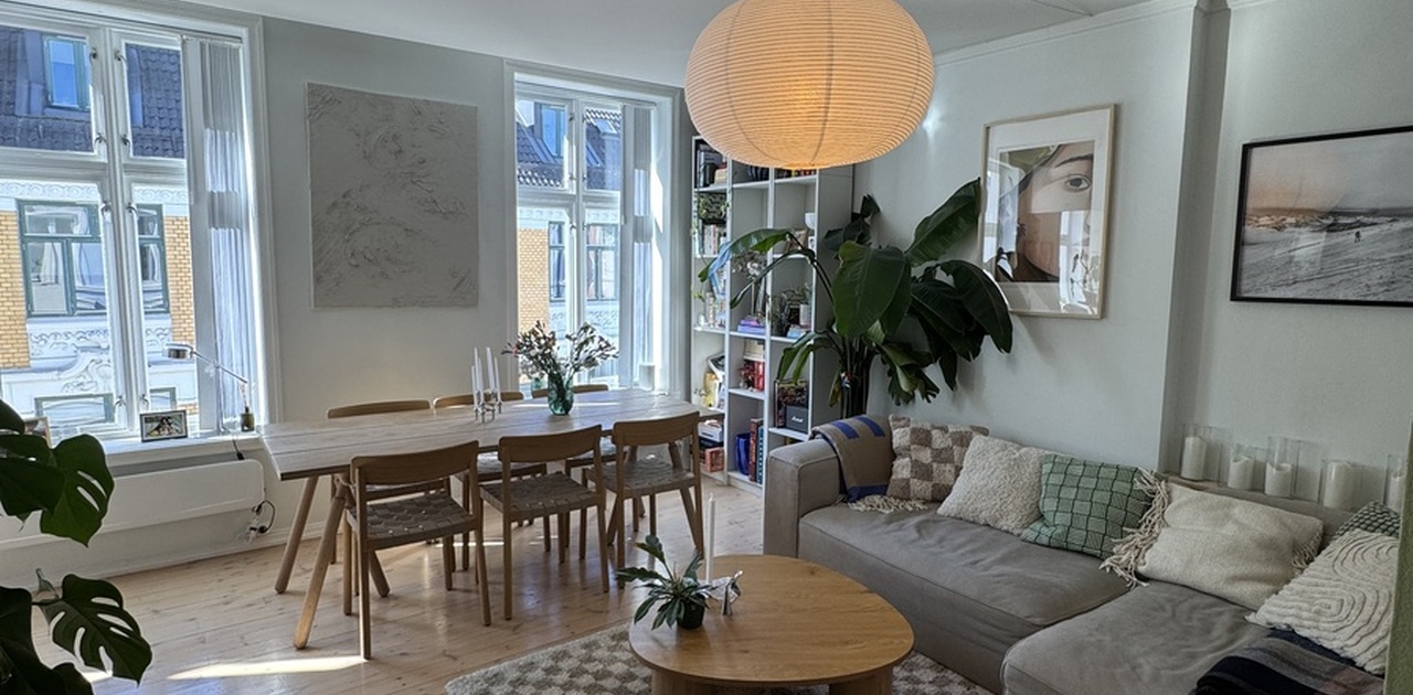 Stueområde, store vinduer som gir godt innslipp av dagslys