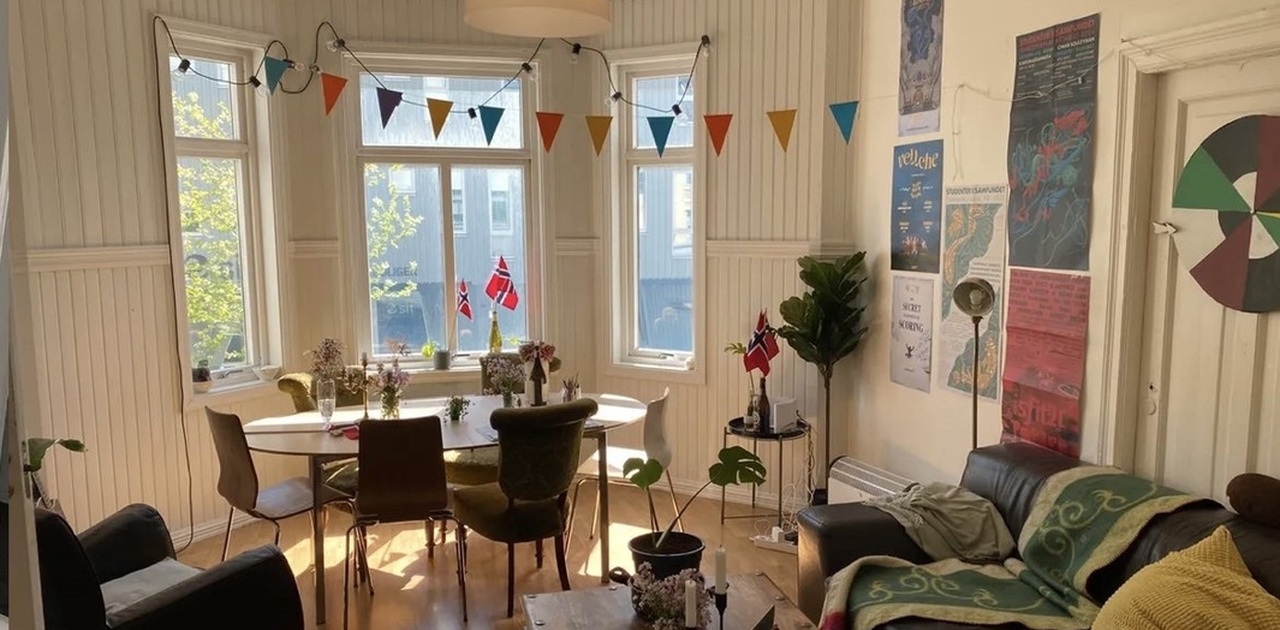 Stor stue med to sofaer og spisebord!