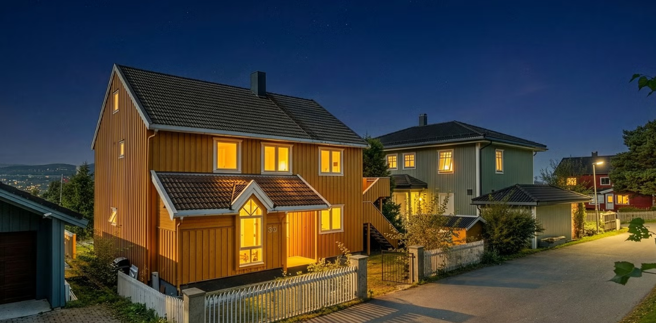 Fasade inngangsparti - leilighet i 2 etg