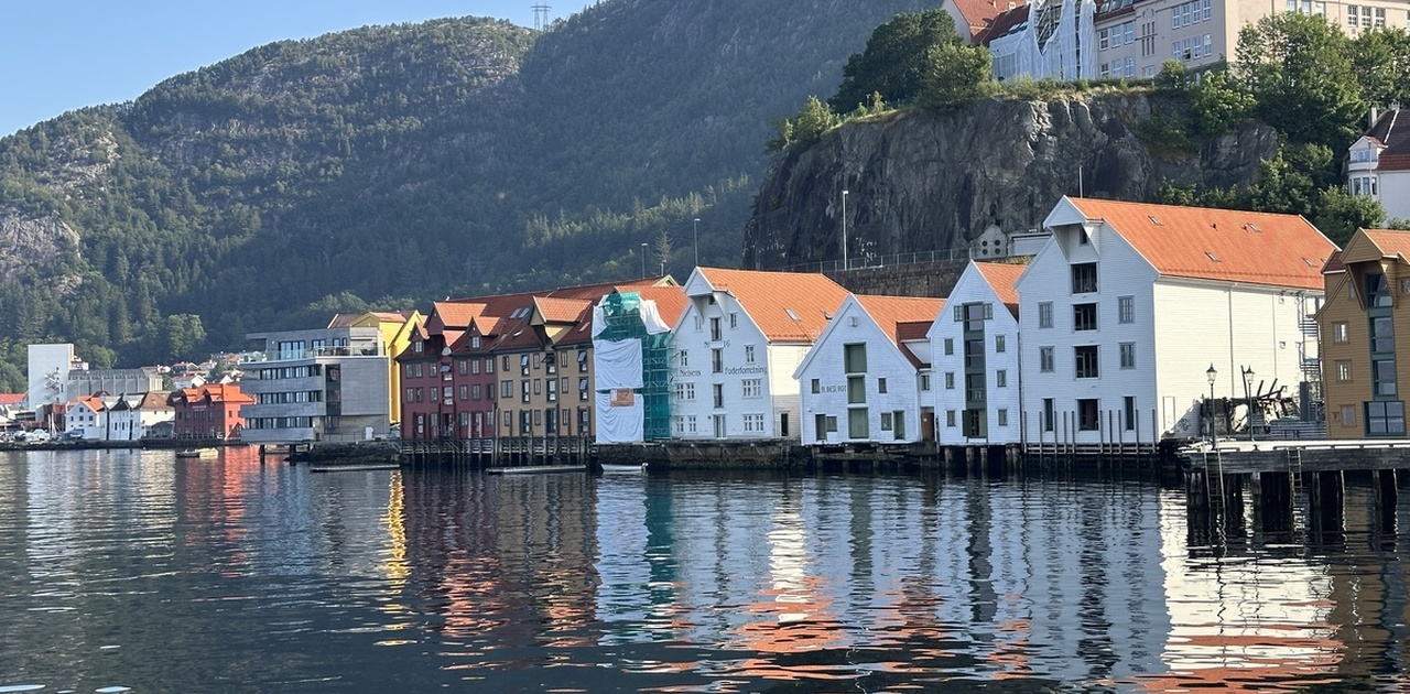 Huset fra utsiden, leiligheten er 1.etasje i midterste hvite hus