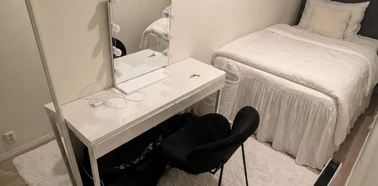 soverommet slik det er møblert nå