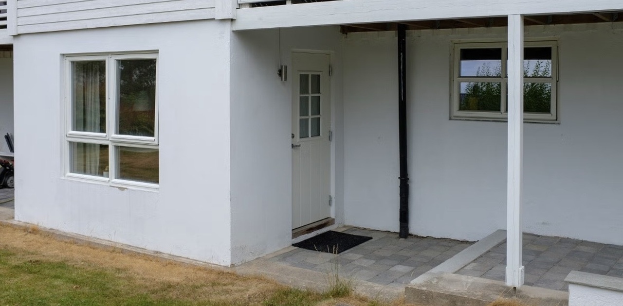 Inngangsparti med skjermet platting og hagemøbler