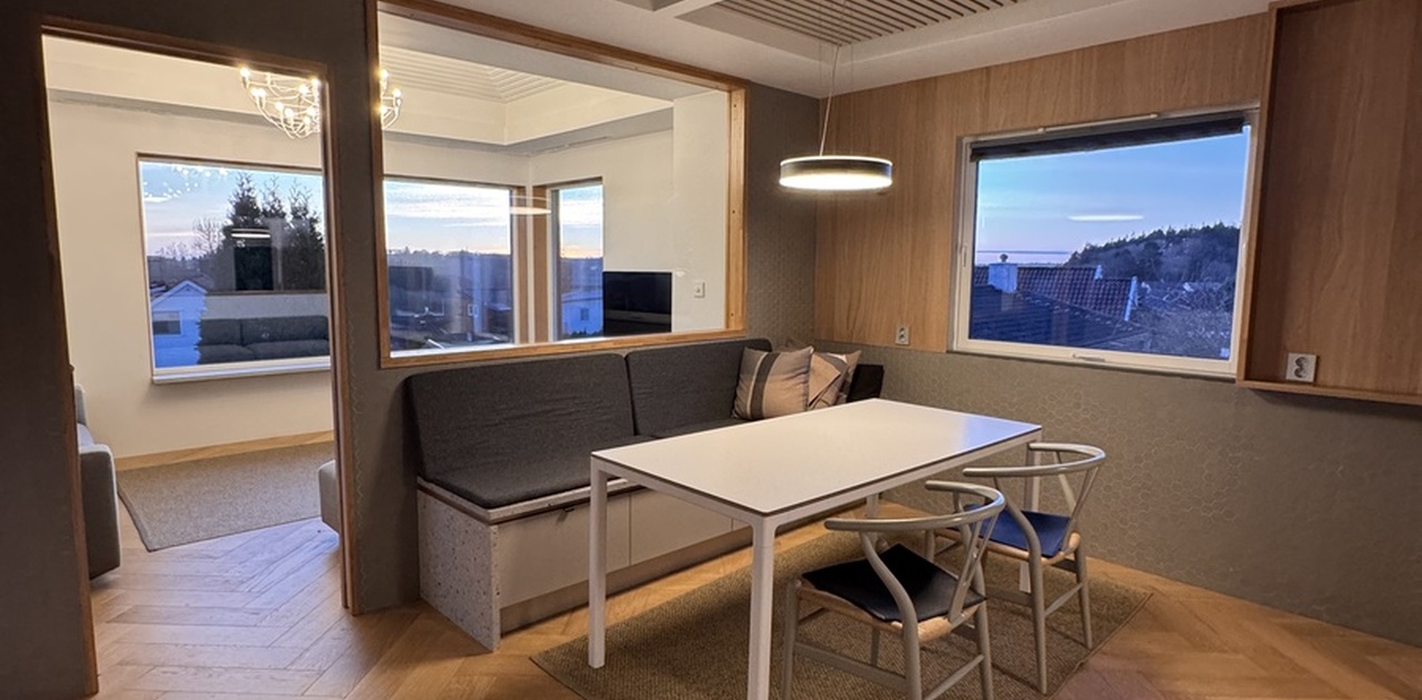 Spisebord med benk og oppbevaing