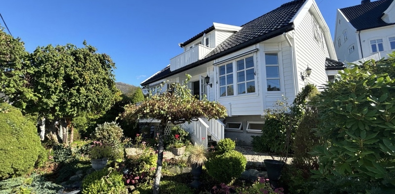 Leiligheita ligger i husets 1. etasje / underetasje. Vindua synlig her er bytta ut med store vindu for mykje lysinnslipp og i henhold til godkjente rømningsveier og mål.