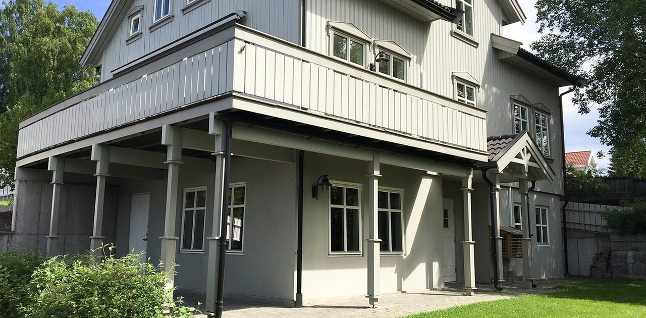 Huset hvor leilighet er. Leilighet er nede.