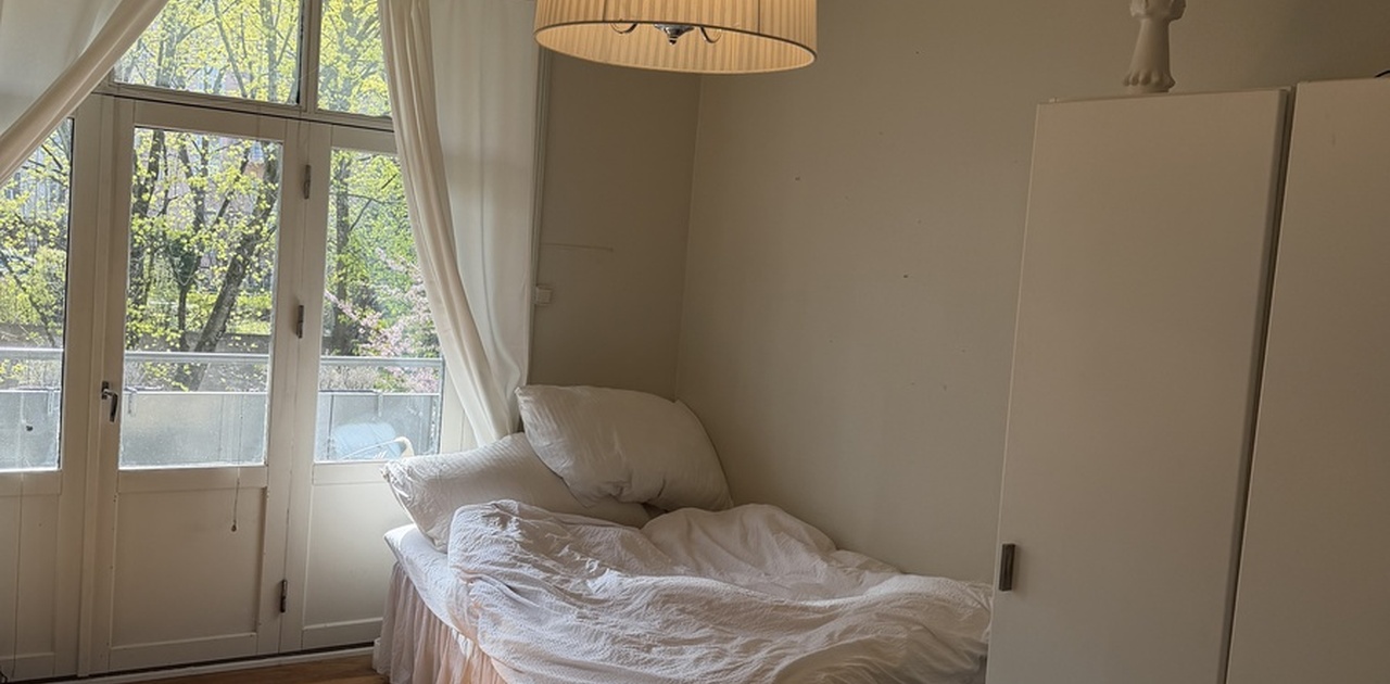 Seng + skap følger med
