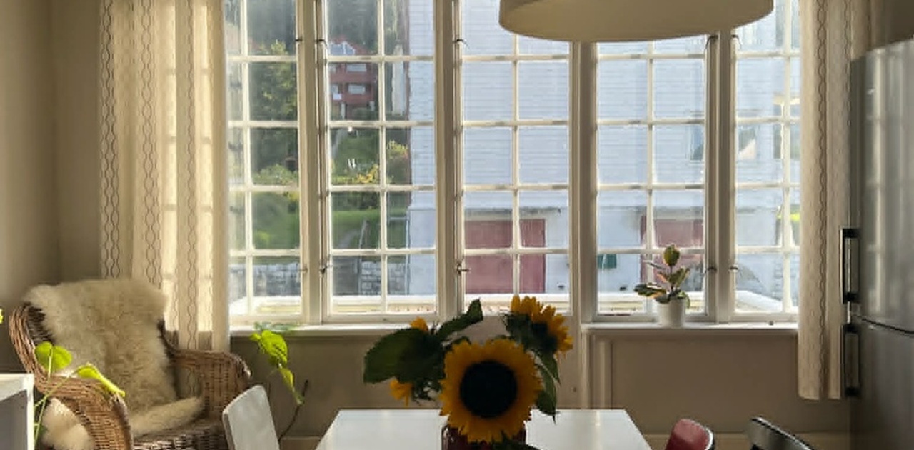 Spisestue med dør mot balkongen