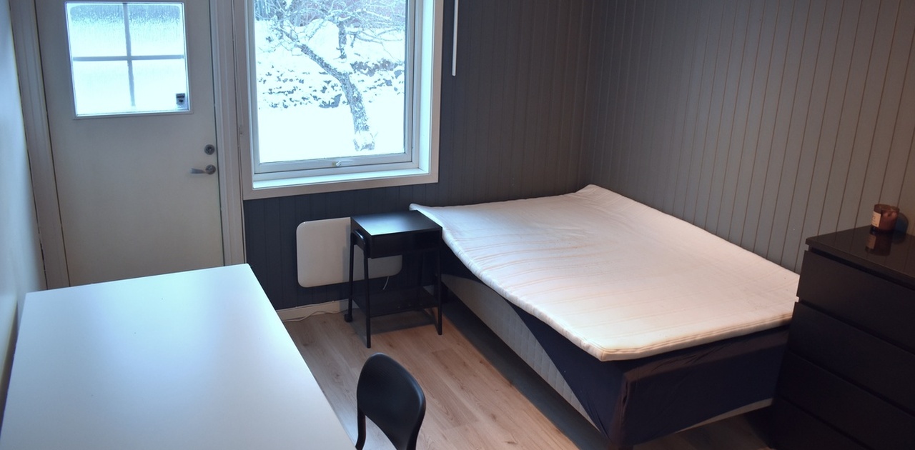 Ditt rom blir ekstra privat fordi det ligger innerst i gangen og har egen ytterdør!