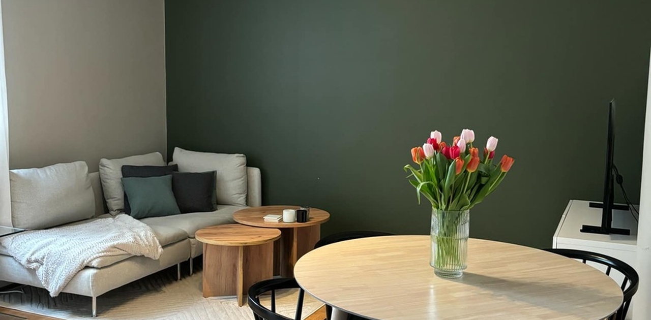 Gode møbleringsmuligheter i stuen med plass til både sofa og spisebord.