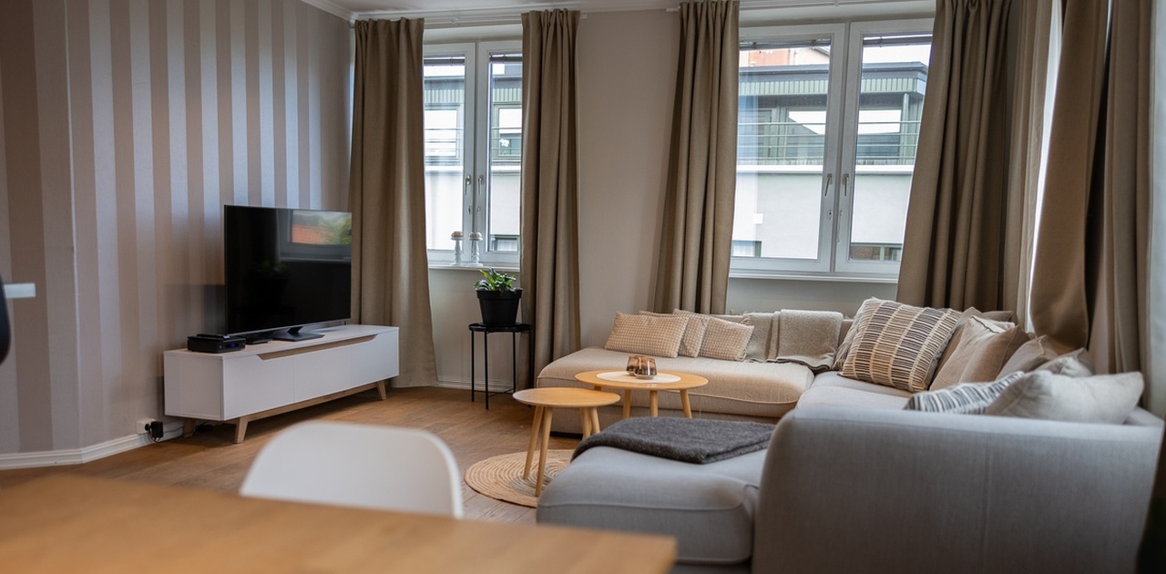 Stue med ny flatskjerm TV