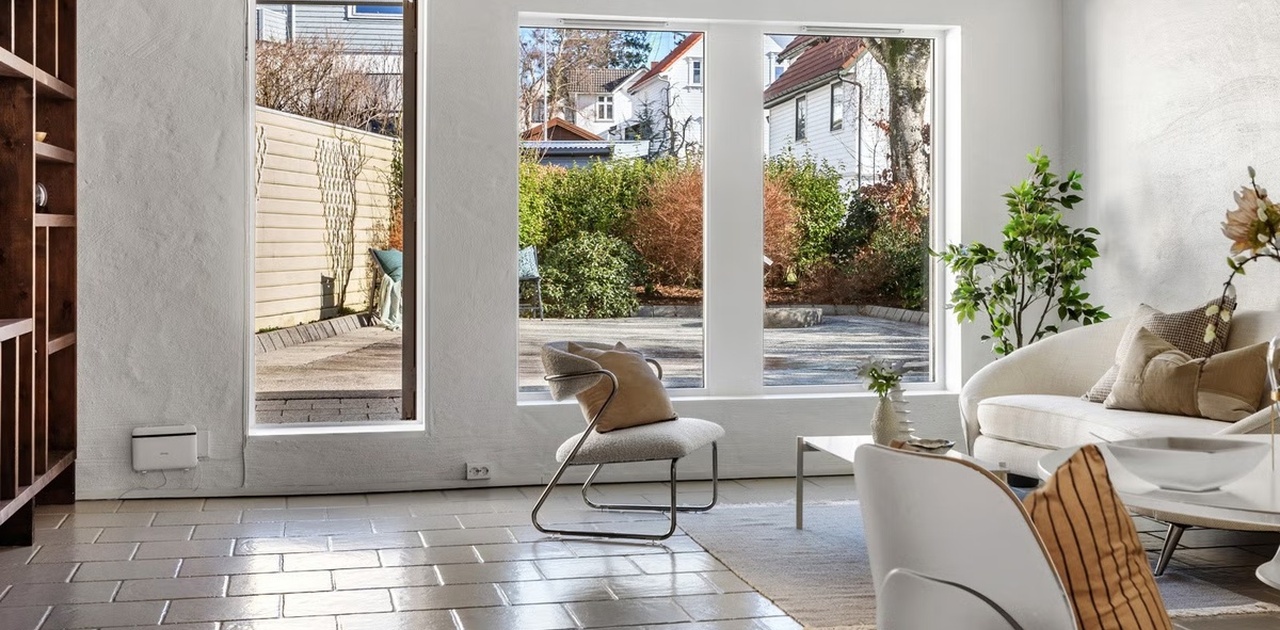 Stue med utsikt til uteområde
