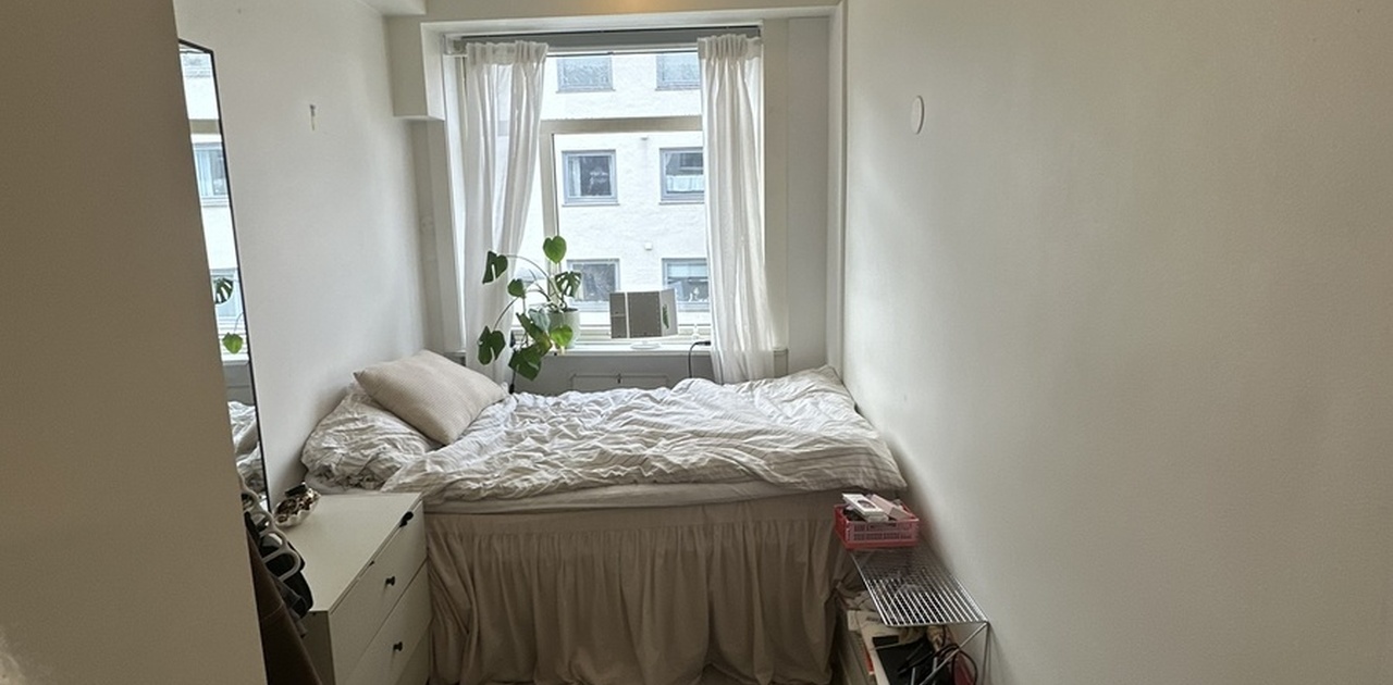 Dette blir rommet ditt. Rommet måler 3,7x 2 meter (7.4 m2). Det er et vannrør som går langs  siden av rommet, som gjør at hvis sengen skal stå sånn den er nå må bena på den ene siden fjernes. Sengen som er der nå kan kjøpes.