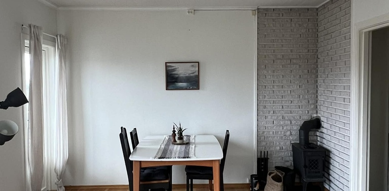 Stue med utgang mot balkong