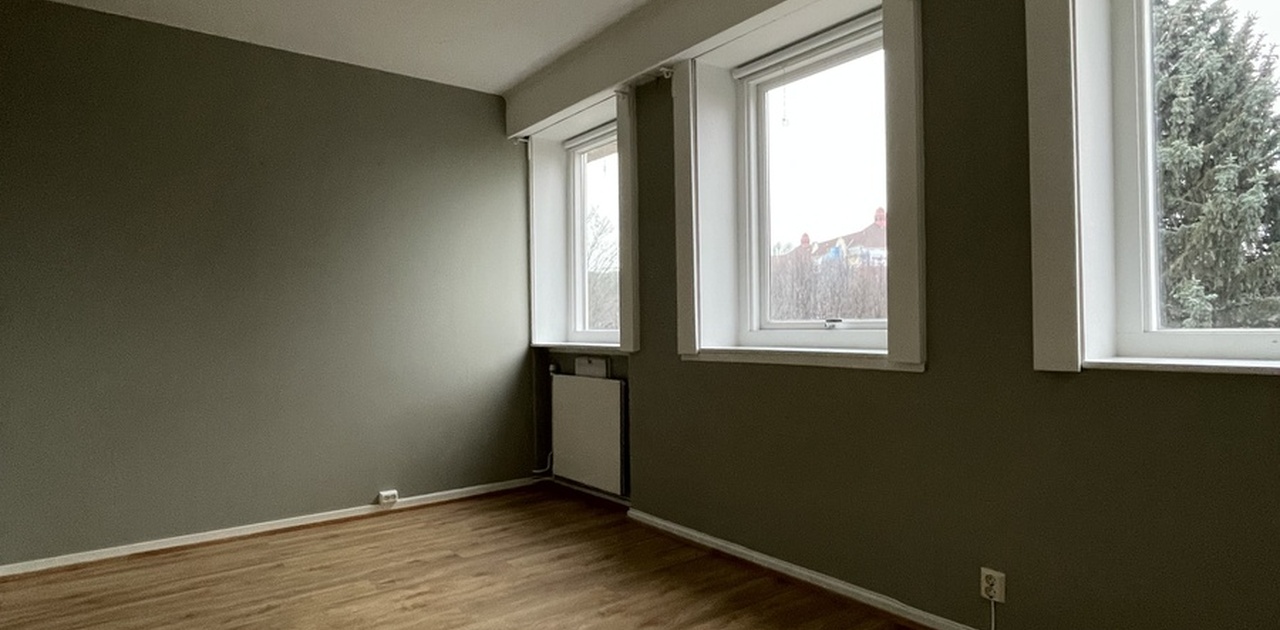 Rom 102 - 14 kvm - pris 7 800 kr - Alt inkl.(strøm, varmtvann, vasking av bad og fellesareal en gang i uken)  3 store vinduer, rolig og avlukket hjørnerom med lite innsyn.