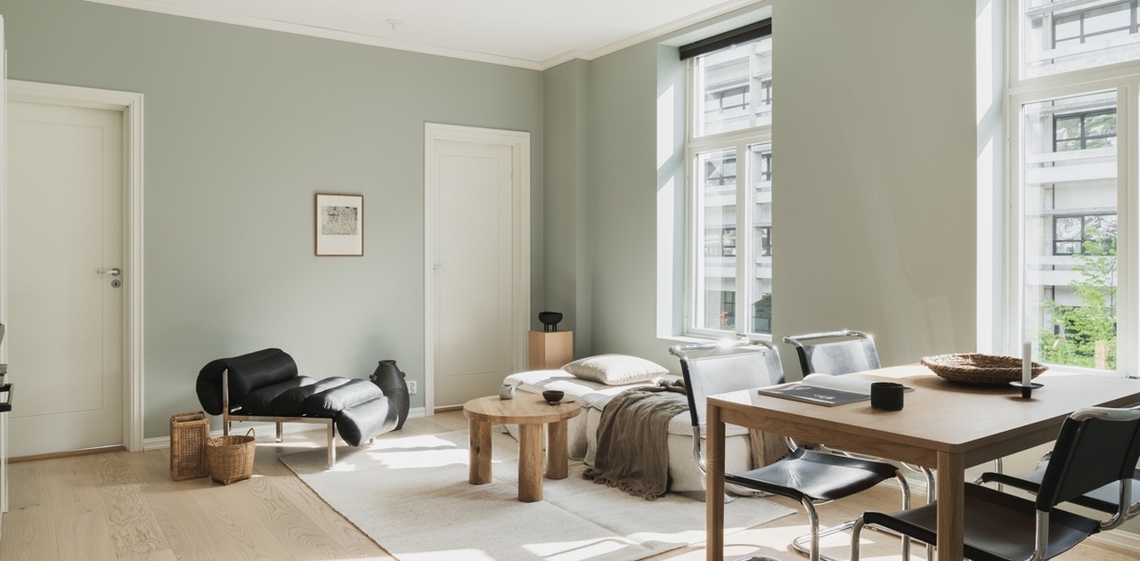 Leiligheten har gjennomgående høy standard og god takhøyde. Stuen har plass til både en spisegruppe og en salong.