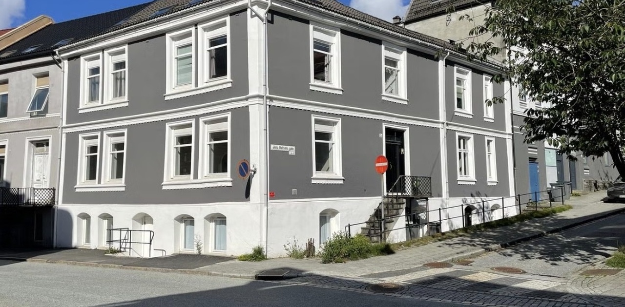 Leiligheten ligger i en rolig bygård, med kort gangavstand til sentrum