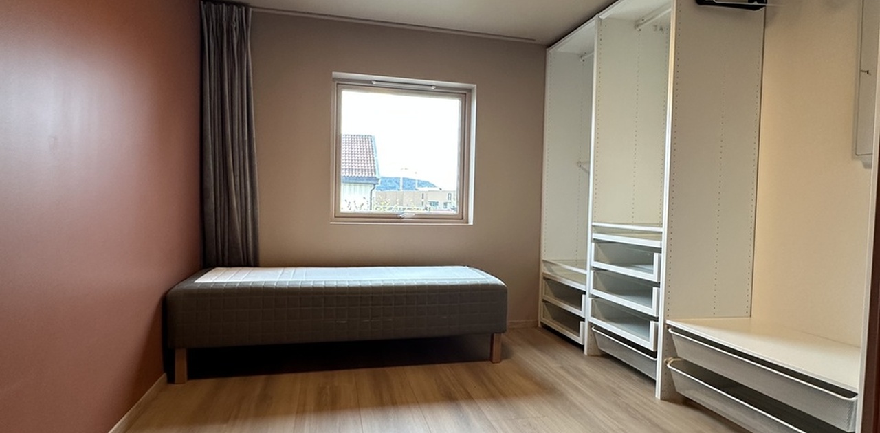 Ledig rom med romslig garderobe.