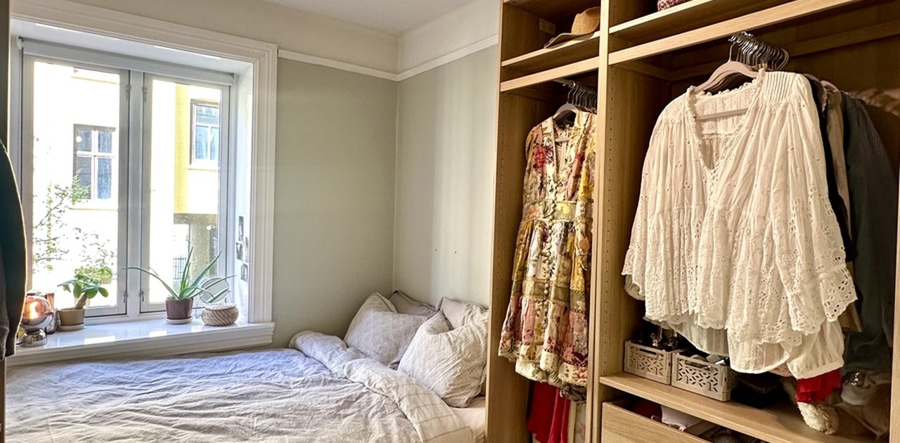 Rommet er nå innredet med 140cm seng og skap på begge sider