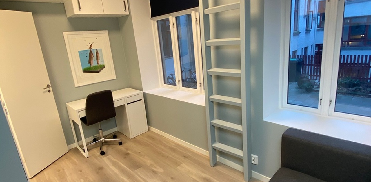 Smart sengeløsning med avtagbar trapp og LED-lys under, her fra rom #1