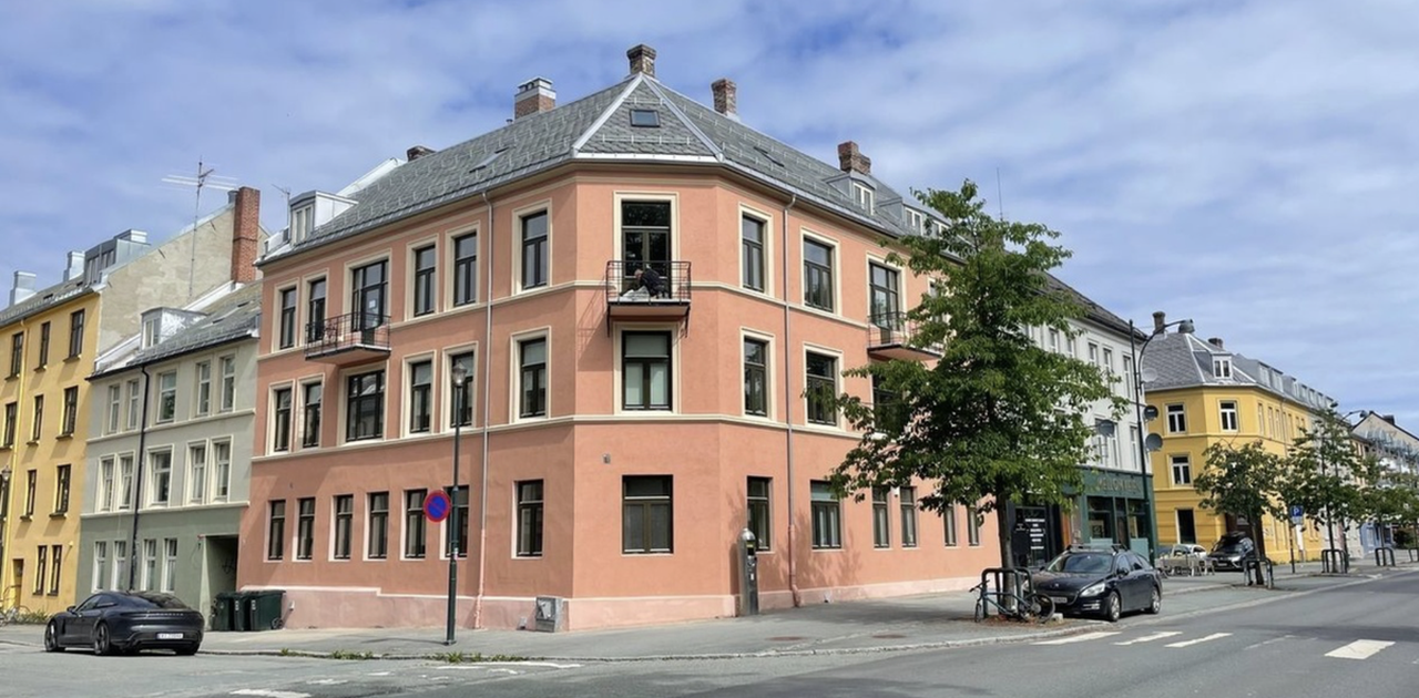 Leiligheten ligger i en høy 1. etasje