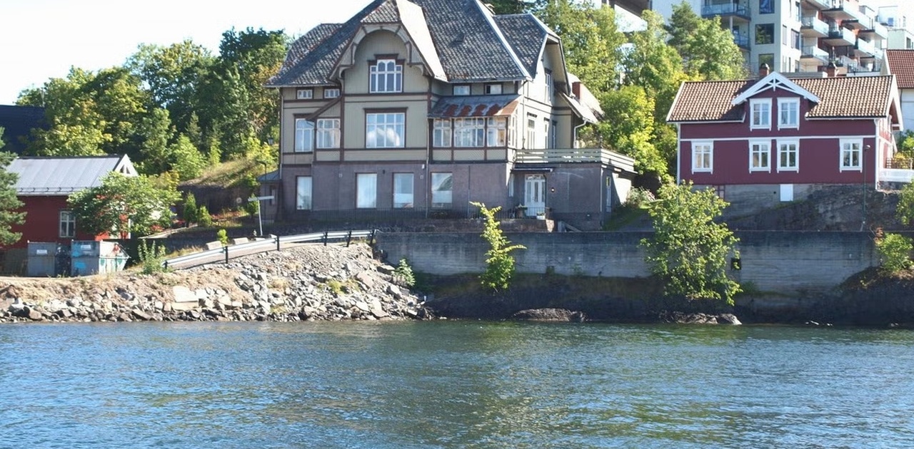 Historiske "Banken" på Gamle Stathelle, vakkert plassert med fasade mot Langesundsfjorden.