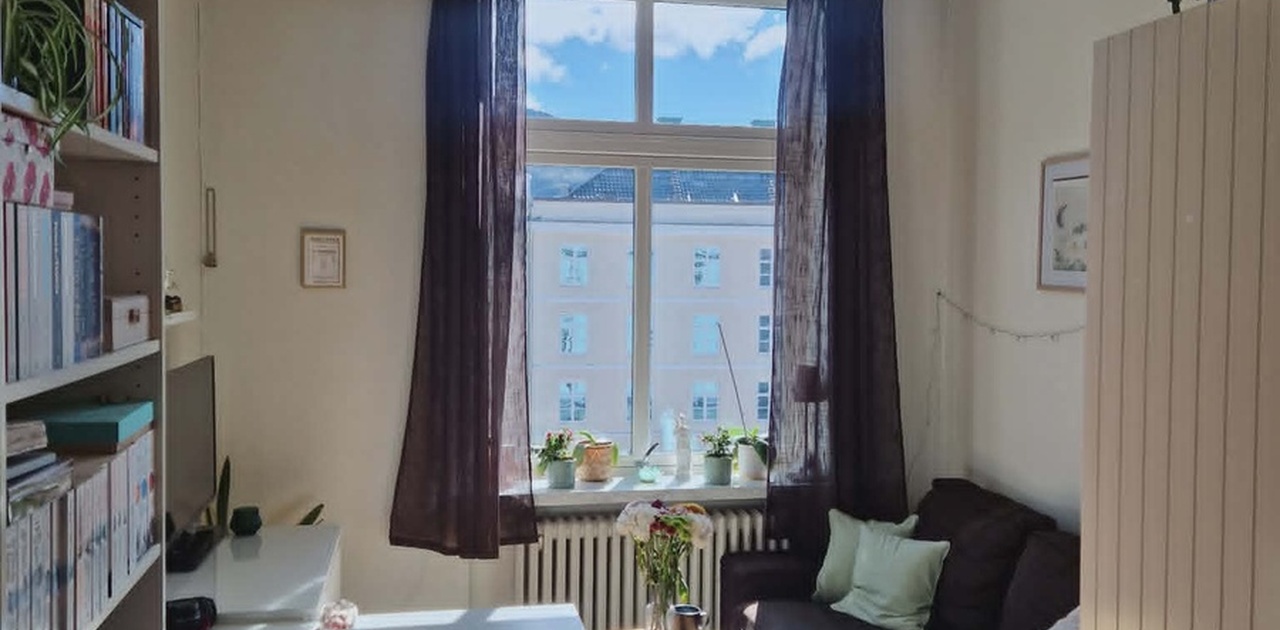 Mye lys og plass til flere soner på rommet. Både pult og sofa/TV-sone kan få god utsikt