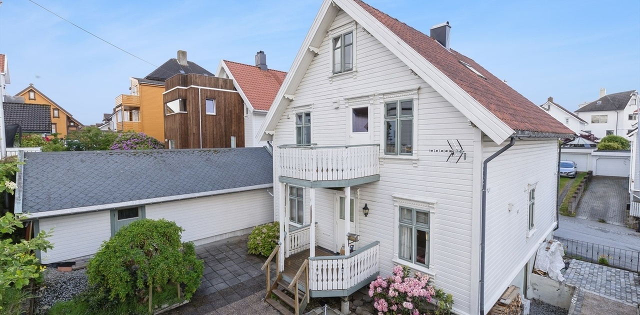 Leiligheten disponerer uteområdet alene.