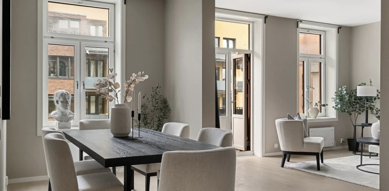 Stue (møblene er byttet ut med andre bord, stoler og sofa)