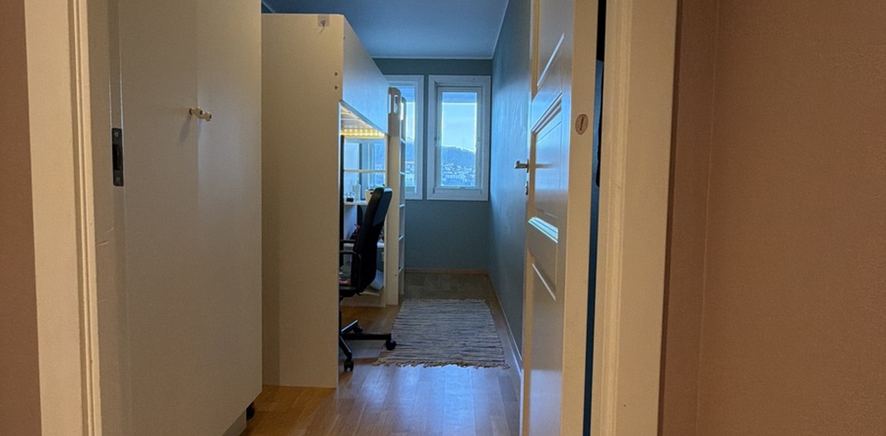 Soverom ca 8m2 med etasjeseng, pult, skap og hylle