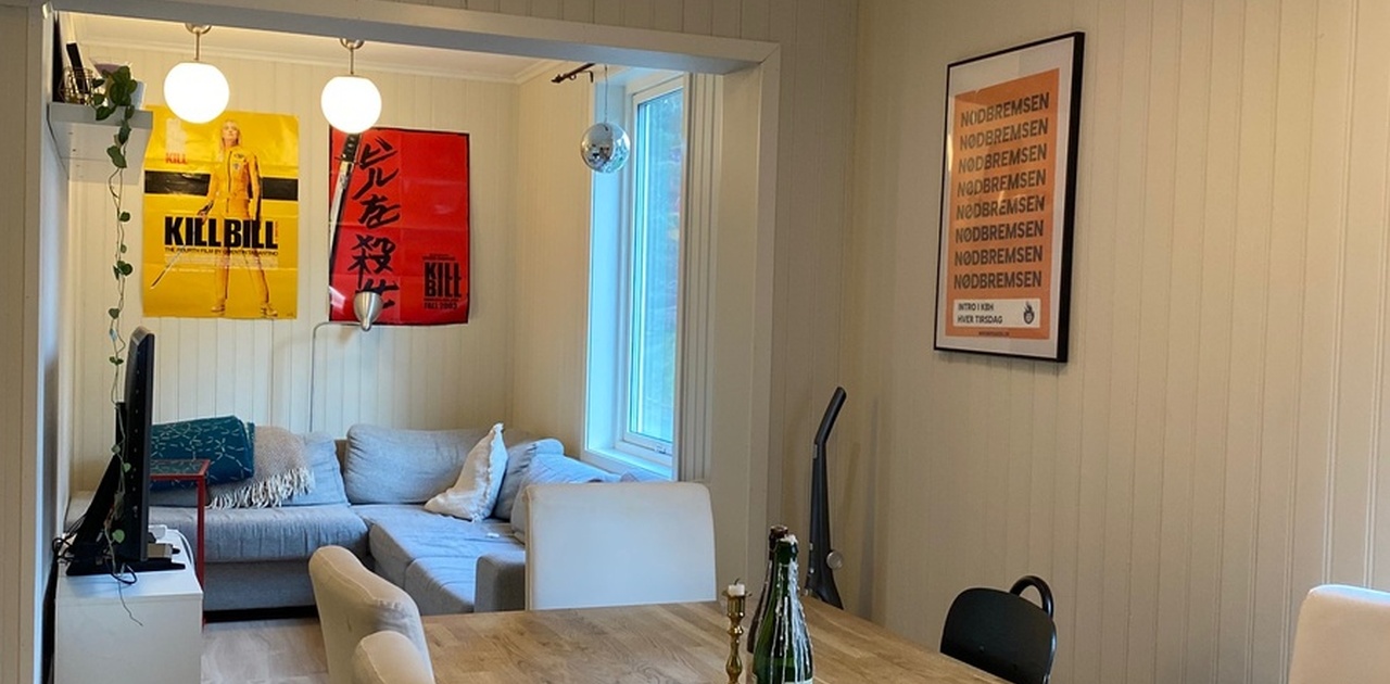 Lys og romslig spiseplass med åpen løsning mot stue