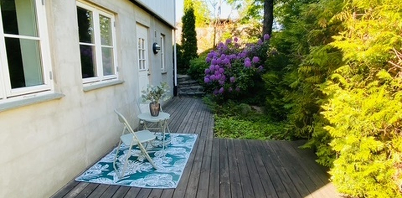 Uteplassen ved inngangen.