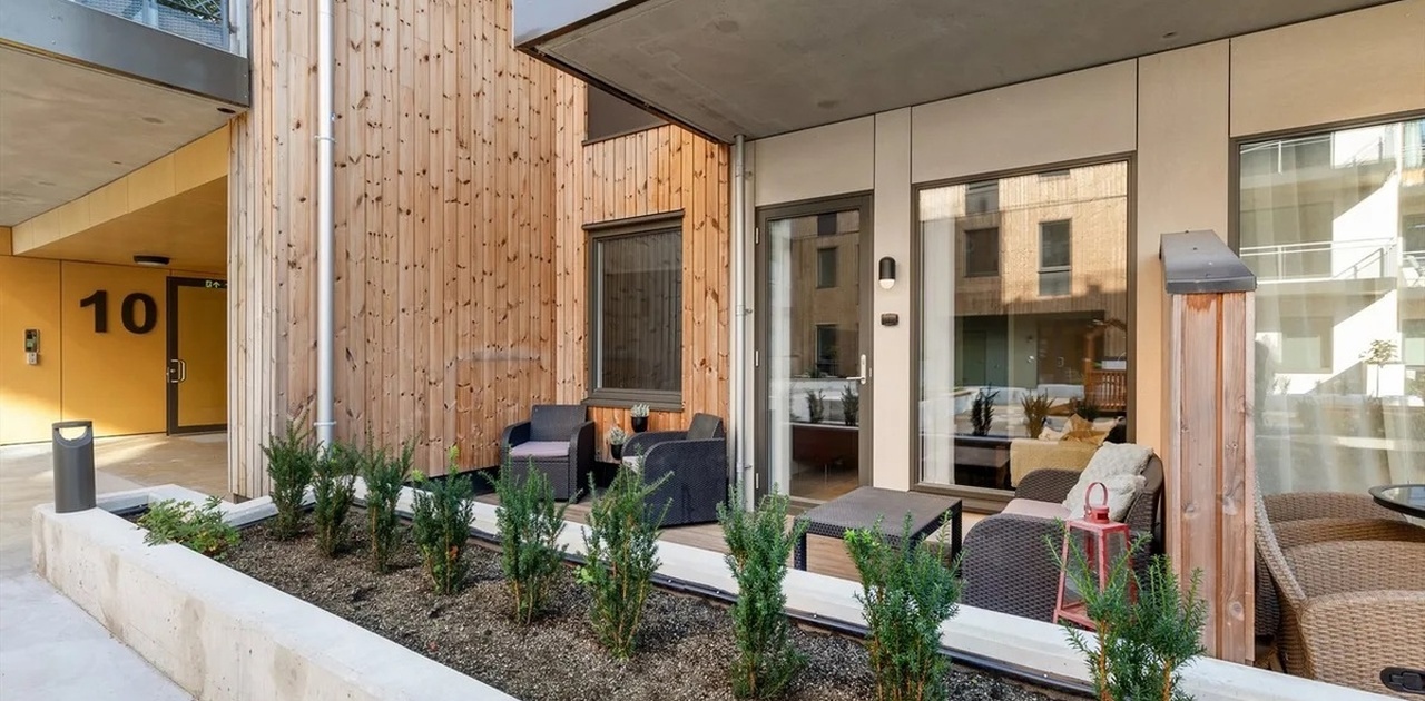 Terrasse, kommer med montert skjermings-vegg vist man ønsker