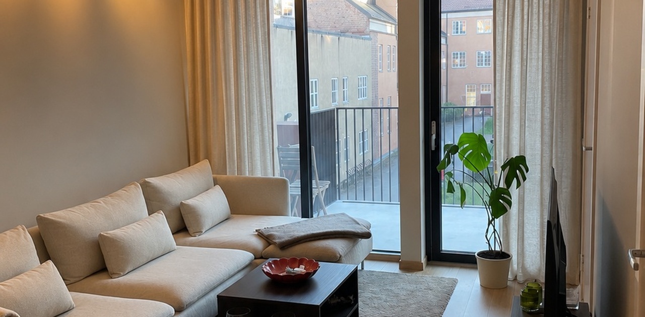 Lys stue med stor sofa